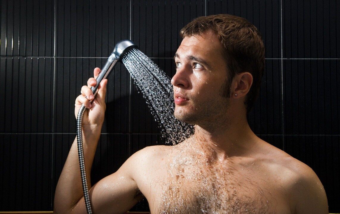 prendre une douche avec un écoulement abondant lorsqu'il est excité